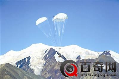 机械化伞兵在青藏高原5000米海拔区重装空投成功