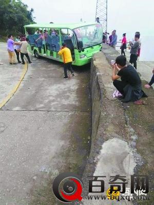 广东观音山景区观光车撞墙 十余名游客受伤