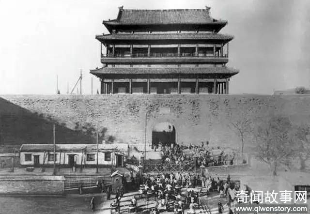 北京的悲剧在于，它在战火中奇迹般地保存下来 却消失在和平时期