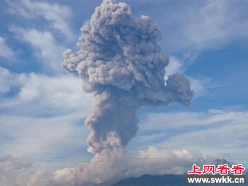 墨西哥科利马火山再次喷发 烟柱超2千米(图)