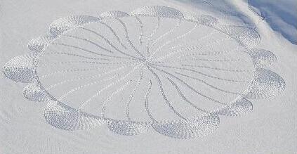 英国一名画家在雪地上用脚完成画作