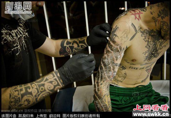 加拿大纹身狂热分子身上插4550根针打破世界纪录_0