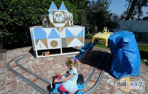 工程师爷爷亲手为小孙儿们建造了一个主题游乐园