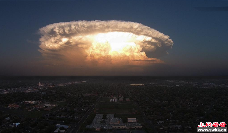 美国德州超级风暴云形似核爆