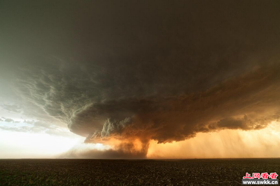 美国德州超级风暴云形似核爆