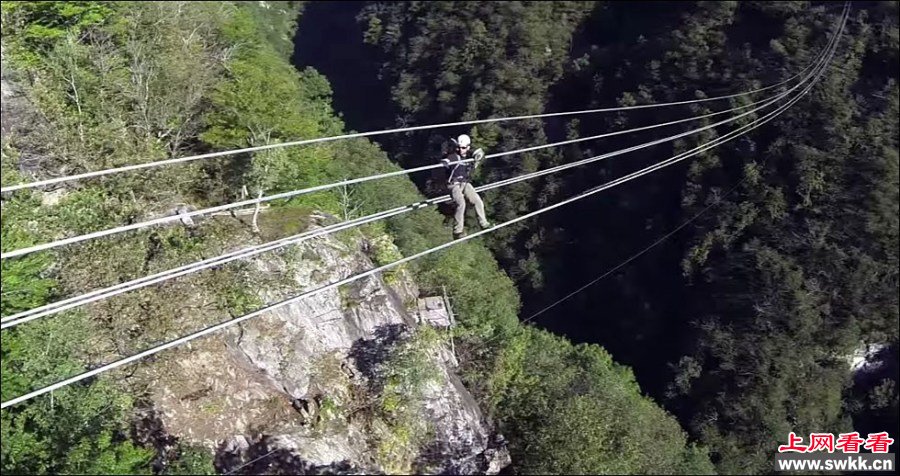 瑞士造130米高270米超长吊桥 图_0