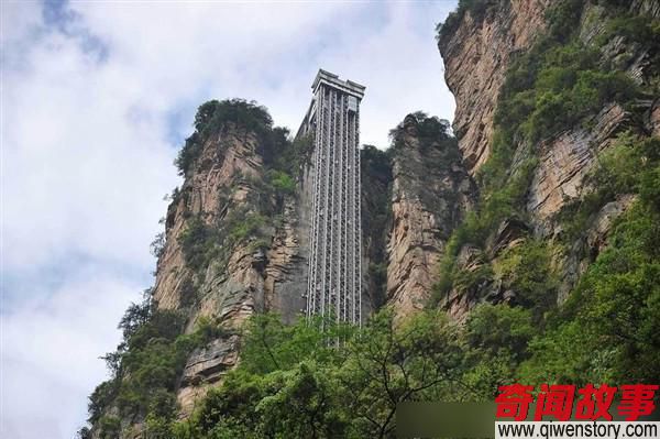 湖南张家界武陵风景区，有一栋世界上最高的户外观光电梯——百龙天梯！