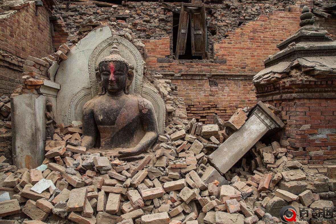 尼泊尔地震诡异画面 佛像竟然显灵了