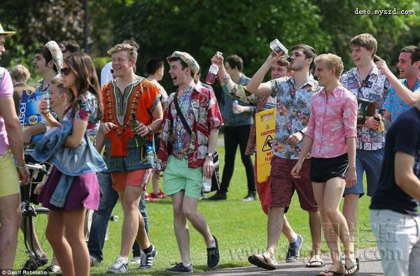 剑桥2000名大学生公园集体纵酒狂欢 为参加夏季开始日活动