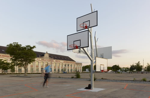 “树”篮球架  拥有五个高低不同的篮板