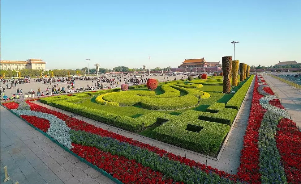 天安门广场五一摆花完成：总计15万盆鲜花上岗