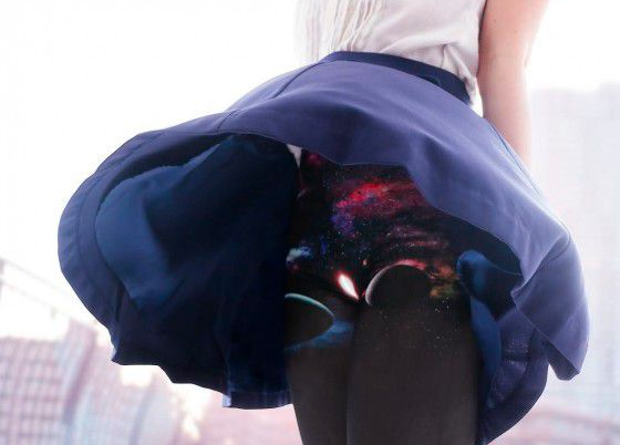 日本厂商推出女式紧身裤 当风吹起裙子时看到的是宇宙图案！