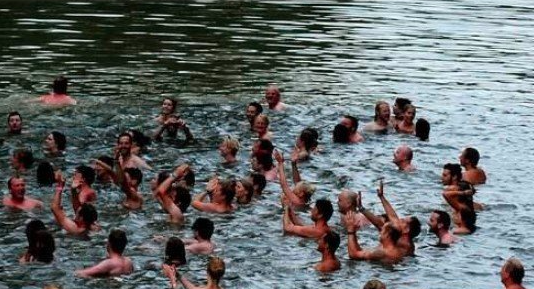 世界最奇特的游泳比赛，全是赤裸的一场赛事