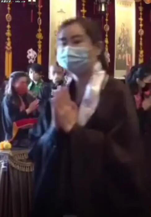 55岁王祖贤排队礼佛被拍，朴素僧袍遮不住仙女气