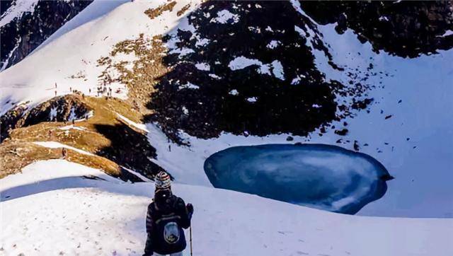 喜马拉雅山发生了什么？冰雪消融后，湖底出现数百具人类尸骸