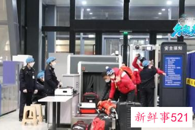京张高铁冬奥列车吸引众多“火车迷”打卡