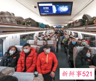 京张高铁冬奥列车吸引众多“火车迷”打卡