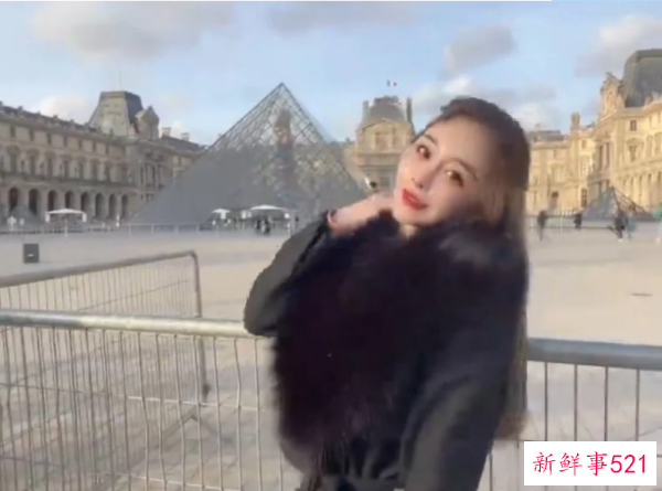 台湾女网红谢侑芯在巴黎卢浮宫袒胸露背拍照，被巴黎警察驱赶。
