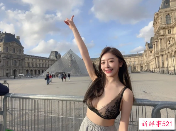 台湾女网红谢侑芯在巴黎卢浮宫袒胸露背拍照，被巴黎警察驱赶。