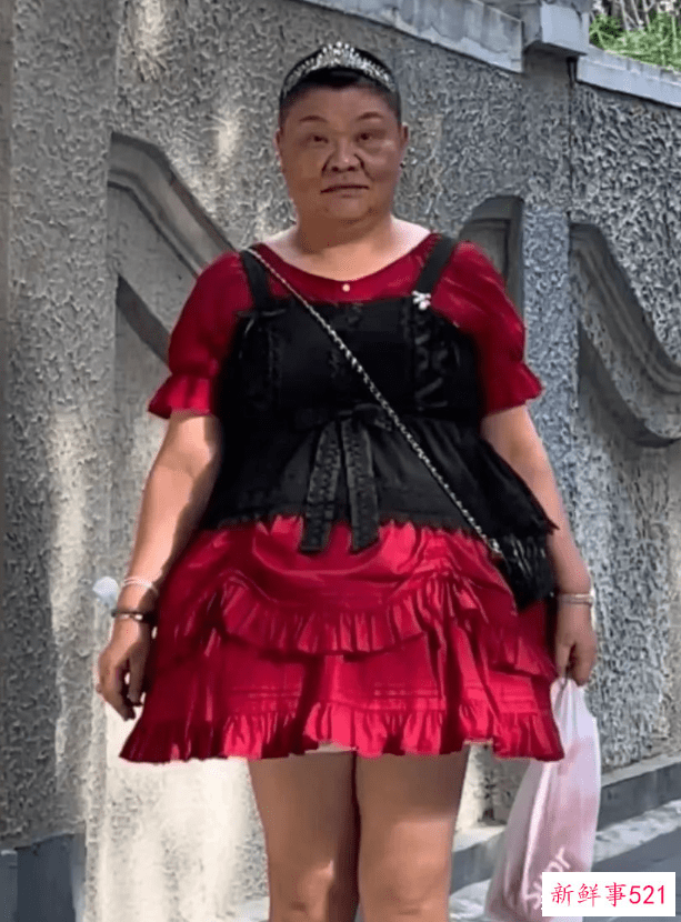 上海50岁老阿姨,每天公主裙不重样,被骂上热搜后,反而越来越火