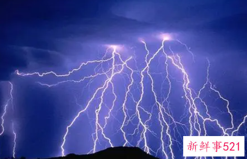 梦见雷劈大地有什么征兆