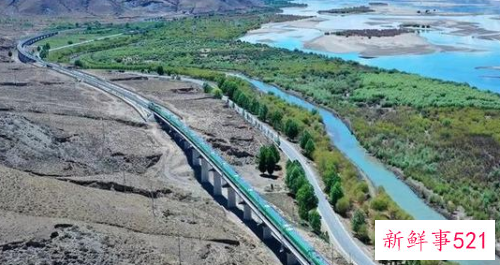 拉林铁路建成通车，复兴号首次开进西藏