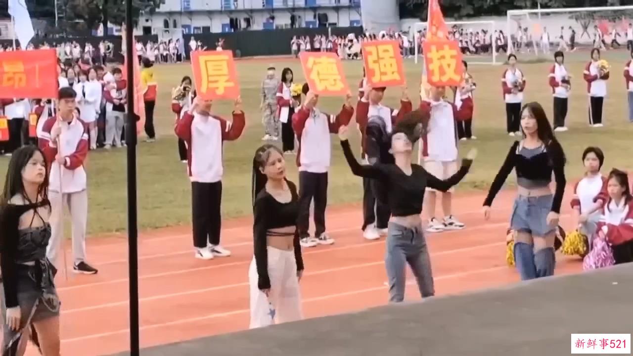 最新吃瓜，河北沧州职业学院女生校运会开幕舞蹈表演，两个奶子甩出来