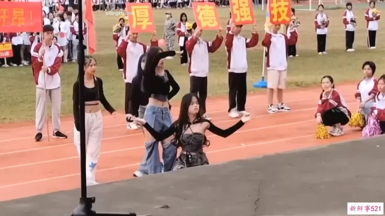 最新吃瓜，河北沧州职业学院女生校运会开幕舞蹈表演，两个奶子甩出来