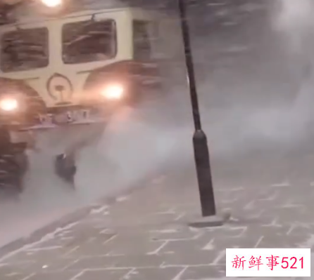 佳木斯火车驶过掀起巨大雪浪