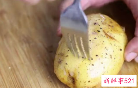 微波炉烤土豆的做法