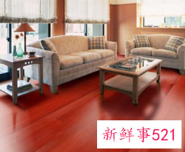 红色木地板配什么颜色的家具