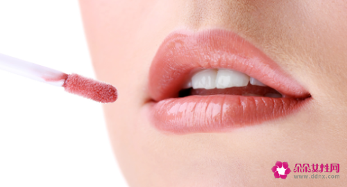 唇彩与口红之间的区别是什么