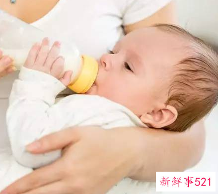 婴儿奶瓶喂奶的正确姿势