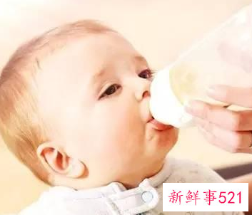 婴儿奶瓶喂奶的正确姿势