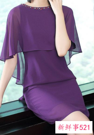 深紫色连衣裙