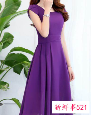 深紫色连衣裙
