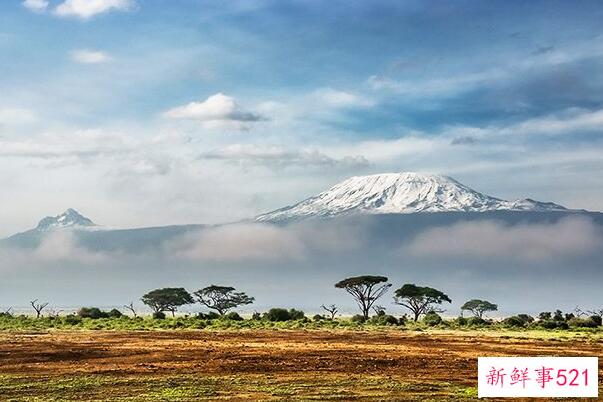 非洲最高的山乞力马扎罗山 高5892米(号称非洲之王)