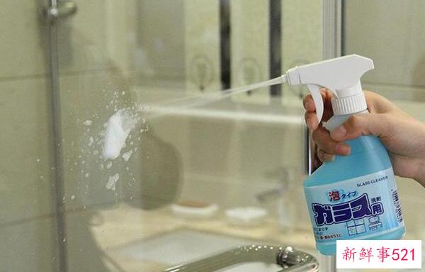 如何清洁淋浴门玻璃 混有醋和盐(牙膏也可以)