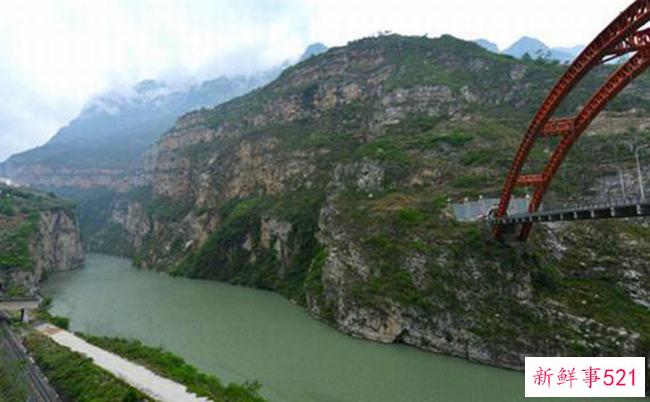 大渡河的源头位于青海省果洛山脚下的哪里？
