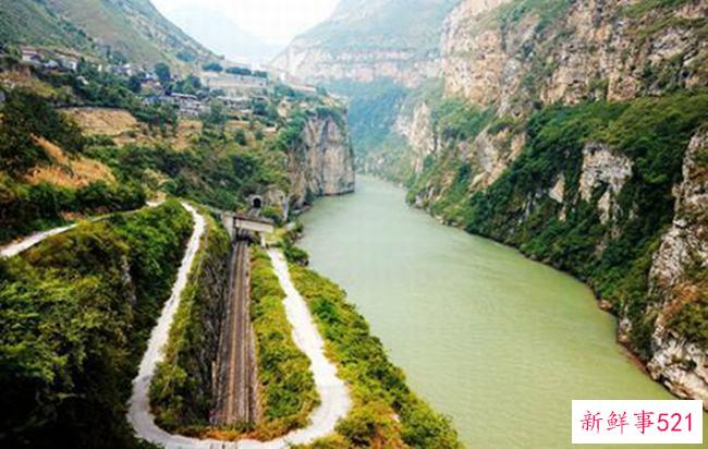 大渡河的源头位于青海省果洛山脚下的哪里？