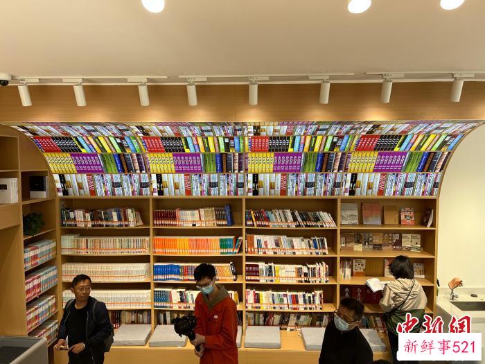 图为南昌东湖区的孺子书房经纬分馆，正在看书的读者。　李韵涵 摄
