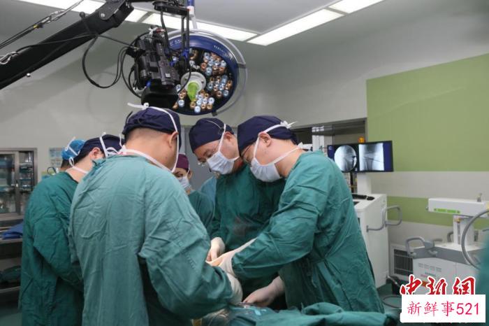 医护人员正在做手术。　中国科大附一院供图