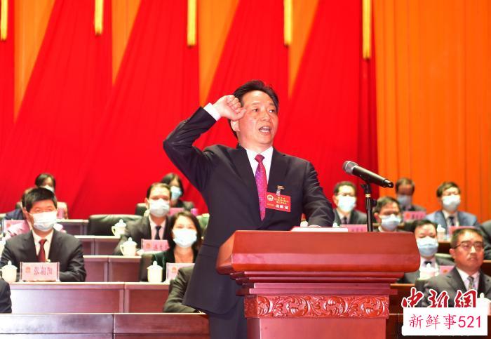 3月17日，新当选南平市人民政府市长的林建进行宪法宣誓。　张丽君 摄