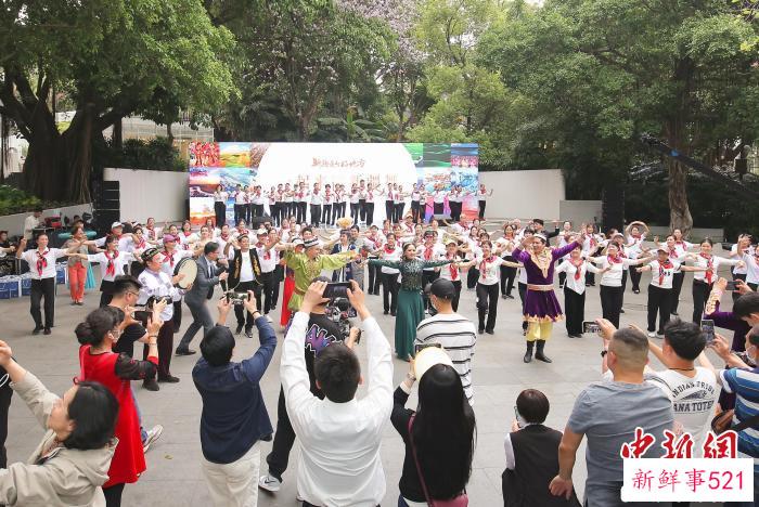 新疆舞蹈表演吸引广州市民观看 新疆自治区文旅厅 供图