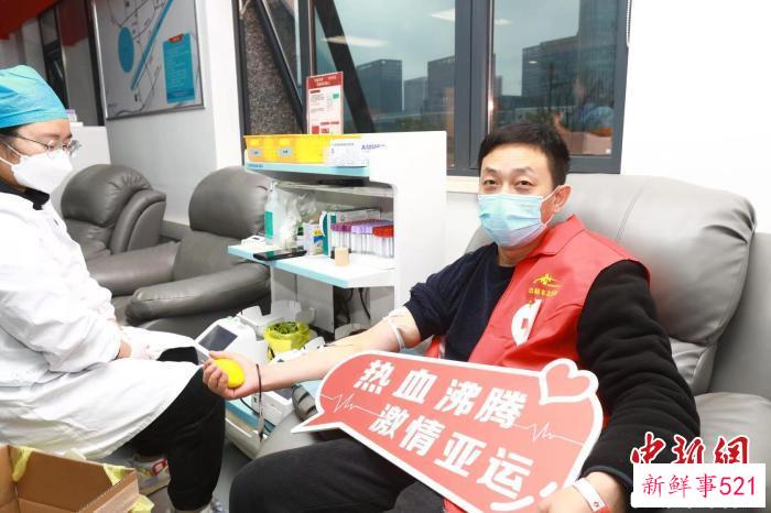 “的哥”进行无偿献血。　浙江省红十字会供图