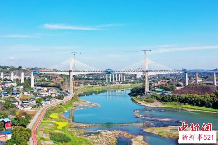 远眺建设中的渝昆高铁泸州沱江特大桥。　许达 摄