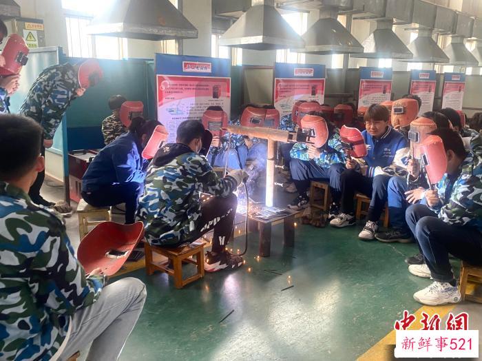 宁夏理工学院工程训练中心内，学生进行电焊操作训练。　屈琳昆 摄