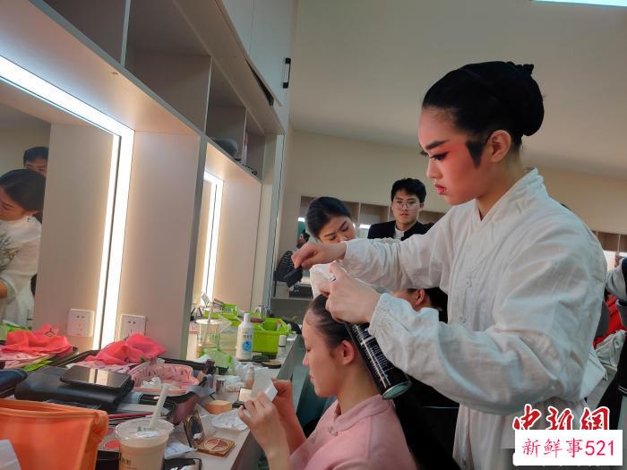 厦门艺术学校歌仔戏班学生杨婉婷(右一)正在给同学整理妆发。　叶秋云 摄