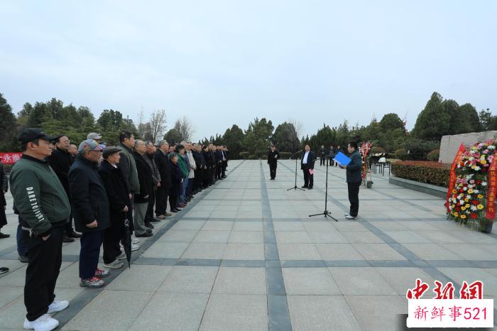 参加活动人员前往滕州市烈士陵园举行祭奠活动，并宣读《纪念滕县保卫战85周年祭文》。　车文佳 摄