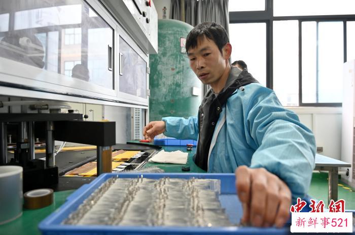 位于贺州市钟山县的广西天鹿新能源有限公司电芯生产车间内，工人正在作业。　俞靖 摄